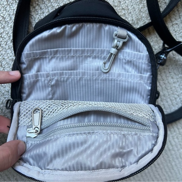 PacSafe Metrosafe LS100 Anti Theft Technology Crossbody Bag - Picture 10 of 14